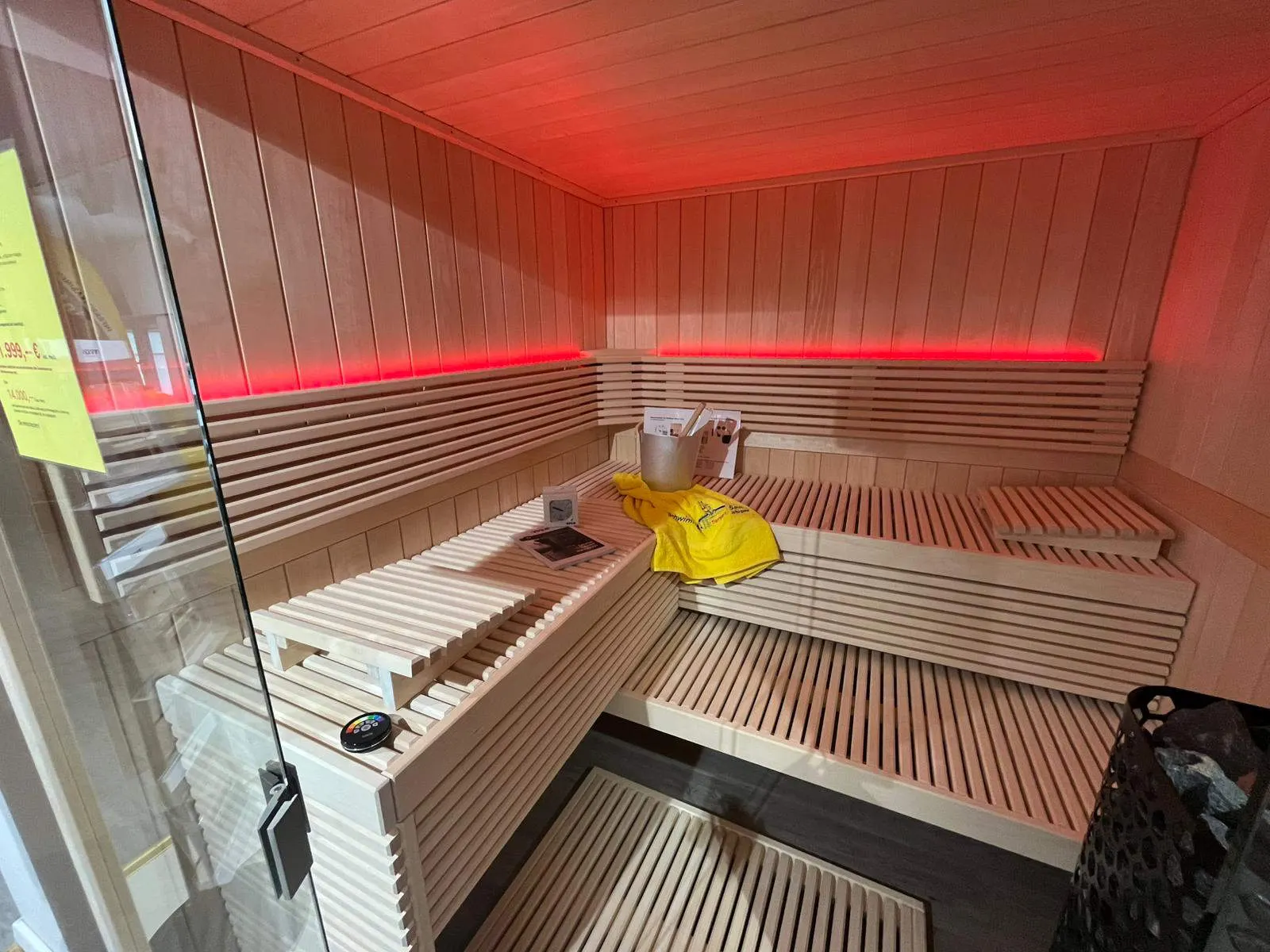 Massivholzsauna Flair in der Ausstellung