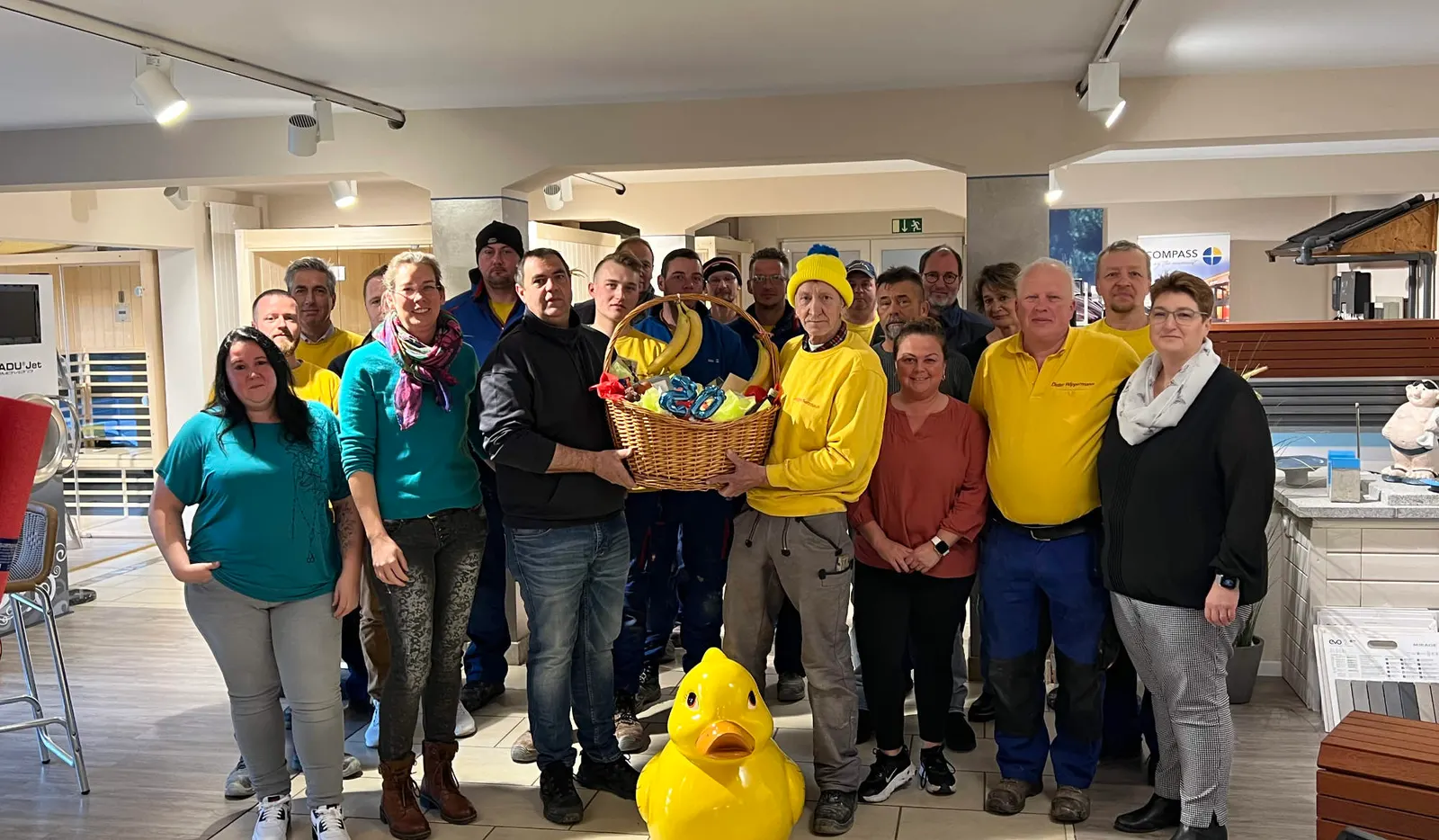 Familie Trömpert mit dem Team im Betrieb