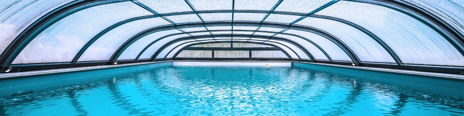 Folienpool im Garten mit Abdeckung und Terrasse