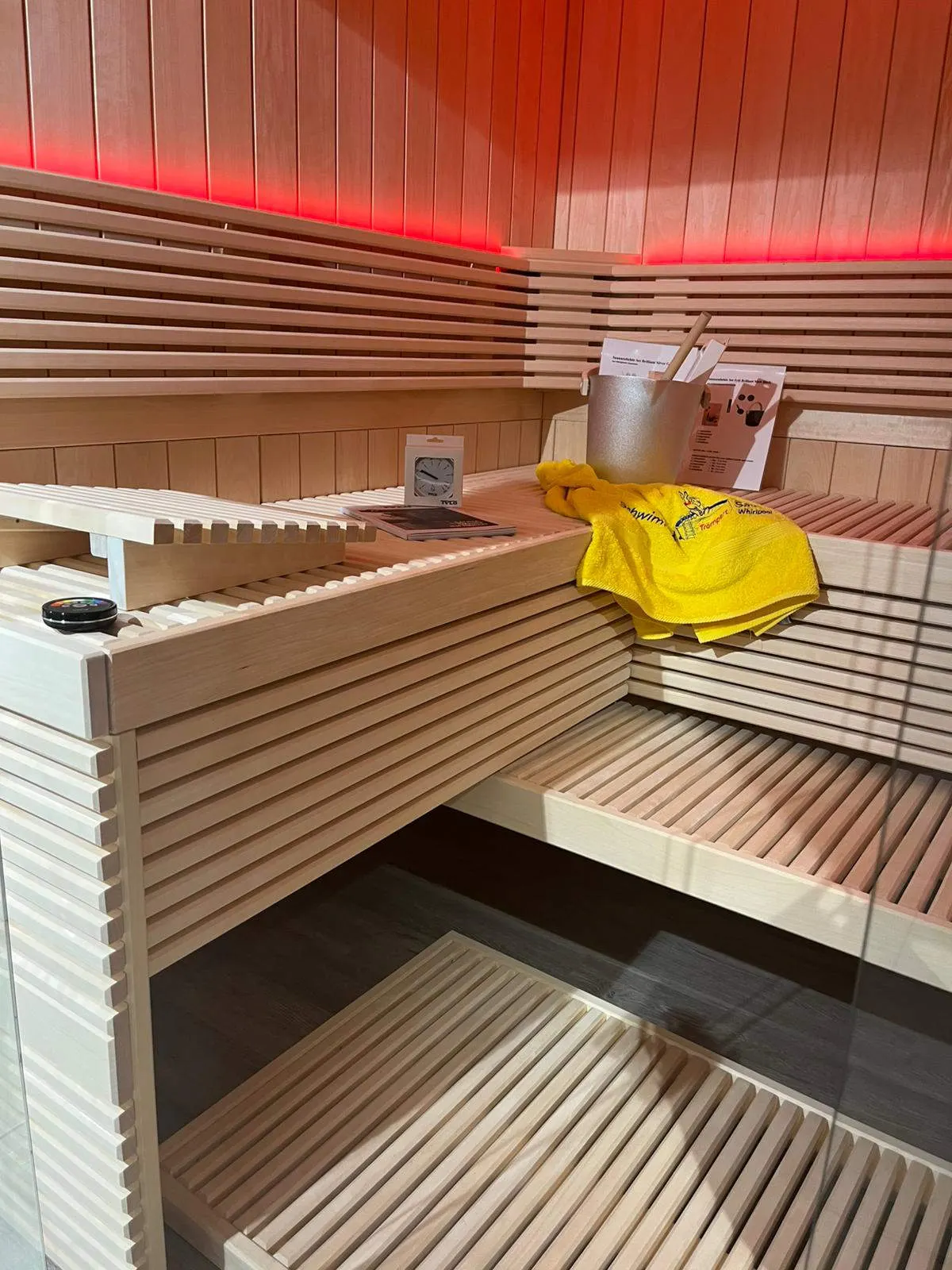 Sauna-Innenraum mit Aufgusszubehör