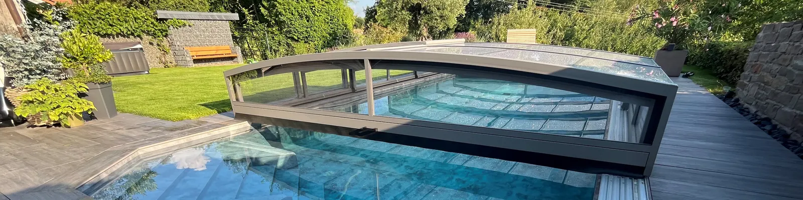 Poollandschaft mit Garten und Terrasse von Trömpert