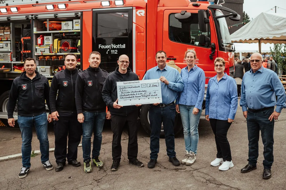 Firma Trömpert überreicht Spendenscheck an die Löschgruppe Drabenderhöhe